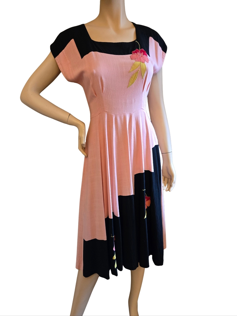 Vintage 1940s Vicky Vaughn Linen Pink & Black Dress w/appliques ~ S ~ Gorgeous!